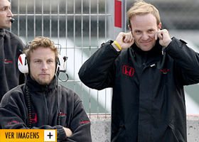 Rubens Barrichello participa do treino... - Fotos: Reuters