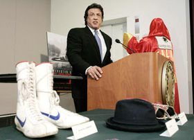 Sylvester Stallone doa relíquias... - Foto: Reuters