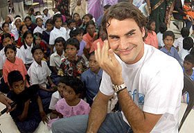 Roger Federer visita crianças... - Foto: Reuters