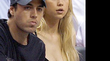 Enrique Iglesias e a namorada... - Foto: Reuters