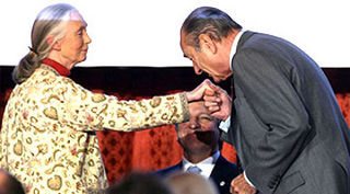 Jacques Chirac beija mão... - Foto: Reuters