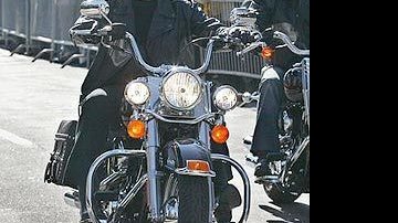 John Travolta desfila de moto... - Fotos: Reuters