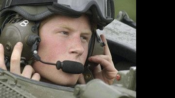 Príncipe Harry em campo de batalha... - Foto: AFP