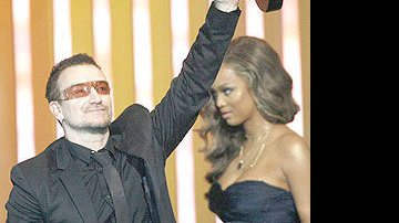 Bono Vox leva prêmio por ações... - Fotos: Reuters