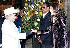 Rainha Elizabeth II recebe indiana... - Foto: Reuters