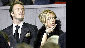 Victoria e David Beckham na tribuna... - Foto: AFP