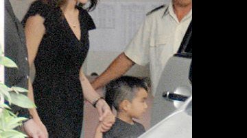 Angelina Jolie adota menino no Vietnã... - Foto: Reuters