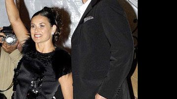 Demi Moore usa vestido preto com... - Foto: Reuters