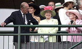 Rainha Elizabeth II vai a páreo... - Foto: Reuters