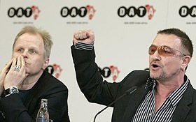 Bono Vox e Bob Geldof pressionam... - Foto: Reuters
