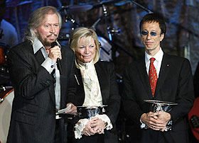 Robin e Barry Gibb, do Bee Gees... - Foto: Reuters