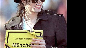 Michael Jackson troca de mansão... - Foto: AFP