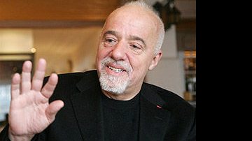 Paulo Coelho quer levar sua obra... - Foto: AFP
