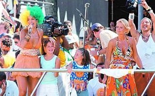 No desfile do Bloco Coruja, Ivete canta ao lado de Sasha, sua amiguinha Maria Mariana, e de Xuxa Meneghel. A apresentadora faz sua estréia na folia baiana.