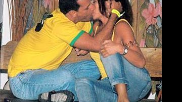 Na feijoada do Gattopardo, Marcelo beija Susana.