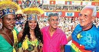 Artistas e políticos enfrentaram o calor de 40 graus para ver o desfile do Galo da Madrugada, que reúne mais de 1,5 milhão de pessoas nas ruas do centro do Recife.