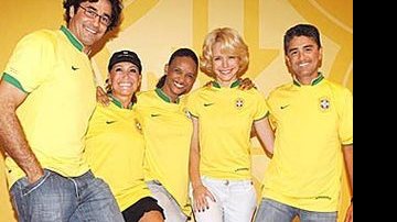 As camisas personalizadas foram a sensação da noite, prestigiada por atores e esportistas na loja Nike do Barrashopping, Rio. Alguns experimentaram outros produtos da grife.