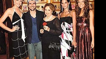 Os atores Nicola Siri e Eva Wilma entre as tops Ana Hickmann, Raica Oliveira e Schynaider no concorrido evento brasileiro, onde assistiram à 78ª edição do maior prêmio do cinema.