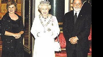 Em banquete oferecido no Palácio de Buckingham, o príncipe Phillip e a rainha com d. Marisa e Lula.