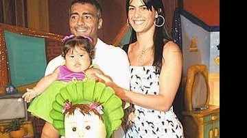 Romário, Isabela e Ivy ao lado do bolo â¬" decorado com um boneco da dinossaura Baby Bop que ganhou rosto da aniversariante â¬" no Rio.