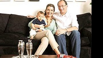 Ex-repórter da Globo, o apresentador do Hoje Em Dia, no ar há sete meses, na Record, comemora o sucesso do programa e curte seu primeiro filho ao lado da bela esposa.