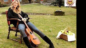 Na fortaleza medieval em Attendorn, onde CARAS receberá convidados entre 9 de junho e 9 de julho, a musa relaxa tocando violão, seu novo hobby, antes de cuidar da beleza.