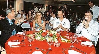 Jantar no Rio reúne executivos e equipe de velejadores que participa da Volvo Ocean Race.