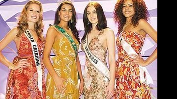 Beatriz Neves, Rafaela, a vencedora, Natalie e Maria Cláudia Barreto no Claro Hall, Rio. Carina passa a coroa de prata, avaliada em 30 000 reais, à Miss Brasil 2006.