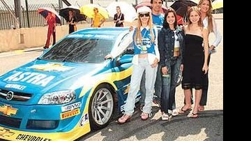 Ao lado do Astra, da Chevrolet, carro-madrinha do evento, posam Leona Cavalli, Victor Wagner, Giselle Policarpo, Marisol Ribeiro e Renata Fan.