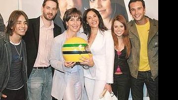 Com réplica do capacete do irmão Ayrton Senna, Viviane posa entre Junior, Dan Stulbach, Christiane Torloni, Sandy e Santoro. Ao fundo, foto de Sandy e Junior na campanha.
