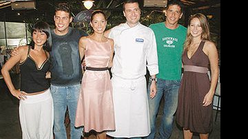 A atriz parabeniza o chef Pier Paolo PicchI, acompanhada por Danielle Suzuki, Cauã Reymond, Márcio Garcia e Paola Oliveira.