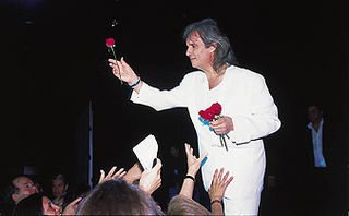Roberto entrega rosas ao público