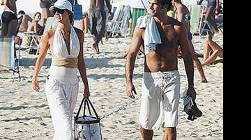 No domingo, 23, três dias após festejar aniversário, Letícia passeia com Tato pela praia de Ipanema, Rio.