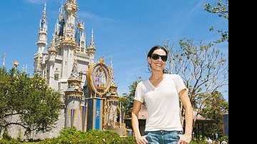 Carolina em frente a um dos mais badalados points da Disney World: o castelo da Cinderela.