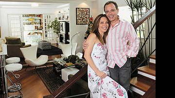 Vanucci e Alessandra Terra na sala de seu casarão de 500m2, em um condomínio de luxo na Grande São Paulo.