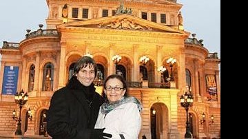 Em Frankfurt, diante do Teatro da Ópera, a dupla admira a arquitetura renascentista. Maria Luiza se comove ao ver de perto o que conhecia dos livros de História e Geografia.