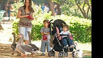 No Parque do Ibirapuera, em SP, ela passeia com os filhos antes de gravar Páginas da Vida, próxima novela das 8 da Globo.