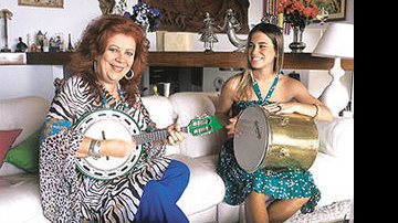 Em casa, no Rio, Beth toca banjo acompanhada da única filha, Luana, no repique de mão.