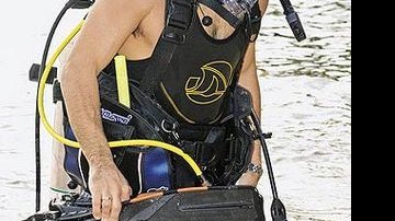 Com seu equipamento profissional, Henri â¬" sem Isabeli, que trabalhava em Londres â¬" mergulha na praia João Fernandinho, no litoral fluminense.