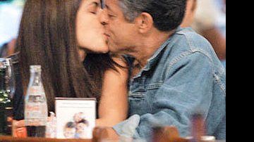 No sábado, 13, Nívea Stelmann, 23 anos mais jovem, beija Marcos Paulo durante almoço no restaurante Porcão, na Barra da Tijuca, Rio.