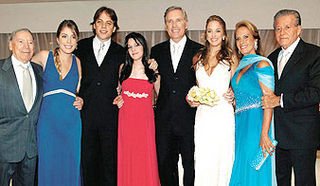 Os noivos entre o pai e os filhos dele, Janos Justus, Fabiana, Ricardo e Luiza, e os pais dela, Helô e Fernando Pinheiro