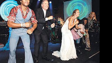 Roberto Justus e Ticiane sobem ao palco com o animadíssimo grupo Rod Hanna, na primeira parte do grande espetáculo organizado pelo noivo.