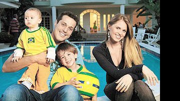 Em casa, no Rio, dias antes de apresentar-se à seleção, Julio se diverte com os filhos, Giulia e Cauet, e Susana.
