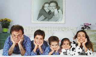 De pijama, a família brinca no quarto do casal, na residência de 400 m2, em Cotia, na Grande São Paulo, onde vive feliz.