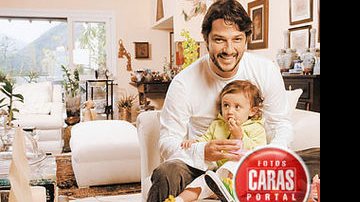 No Rio, na casa de sua mãe, a arquiteta Julinha Serrado, Marcelo se diverte com Catarina, da união com a ex, a atriz Rafaela Mandelli.