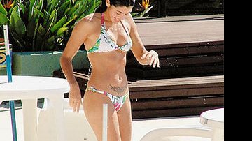 Carol curte a piscina do Costão do Santinho Resort ao lado de João Henrique Prado, seu namorado há cerca de dez meses.