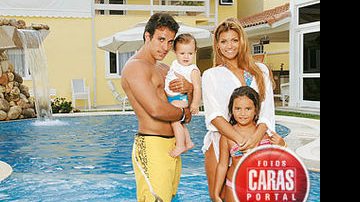 Na piscina, o empresário Mico Freitas aconchega o filho, Jaime Vítor, enquanto Kelly abraça Suzanna.