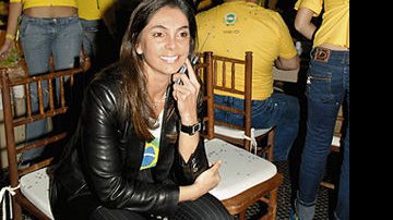 Após Kaká vibrar com o gol que deu ao Brasil a vitória sobre a Croácia, sua sogra, Rosangela Lyra, falou ao celular com a filha, Caroline Celico.