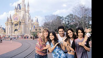 Zilú e Zezé Di Camargo com os filhos, Camilla, Wanessa e Igor, diante do Castelo da Cinderela no Magic Kingdom.