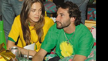 Letícia e Rico assistem ao jogo do Brasil no Café de La Musique, em SP. A modelo e atriz, que vive a Érica de Belíssima, e o jogador de pólo já se